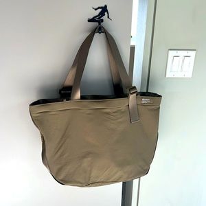 Lululemon insulated bag .